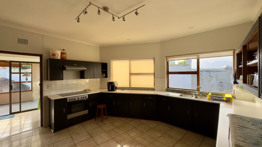 5 Bedroom Property for Sale in Strand North Western Cape